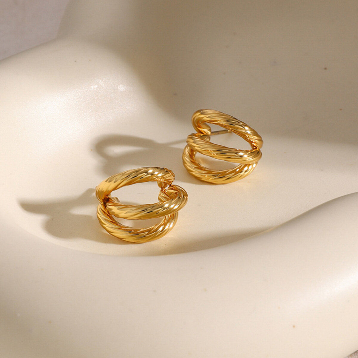 Orecchini in acciaio inossidabile oro 18K leggeri di lusso semplici di alta qualità di nicchia a tre strati in acciaio al titanio filettato a forma di C orecchini h5 Immagine8