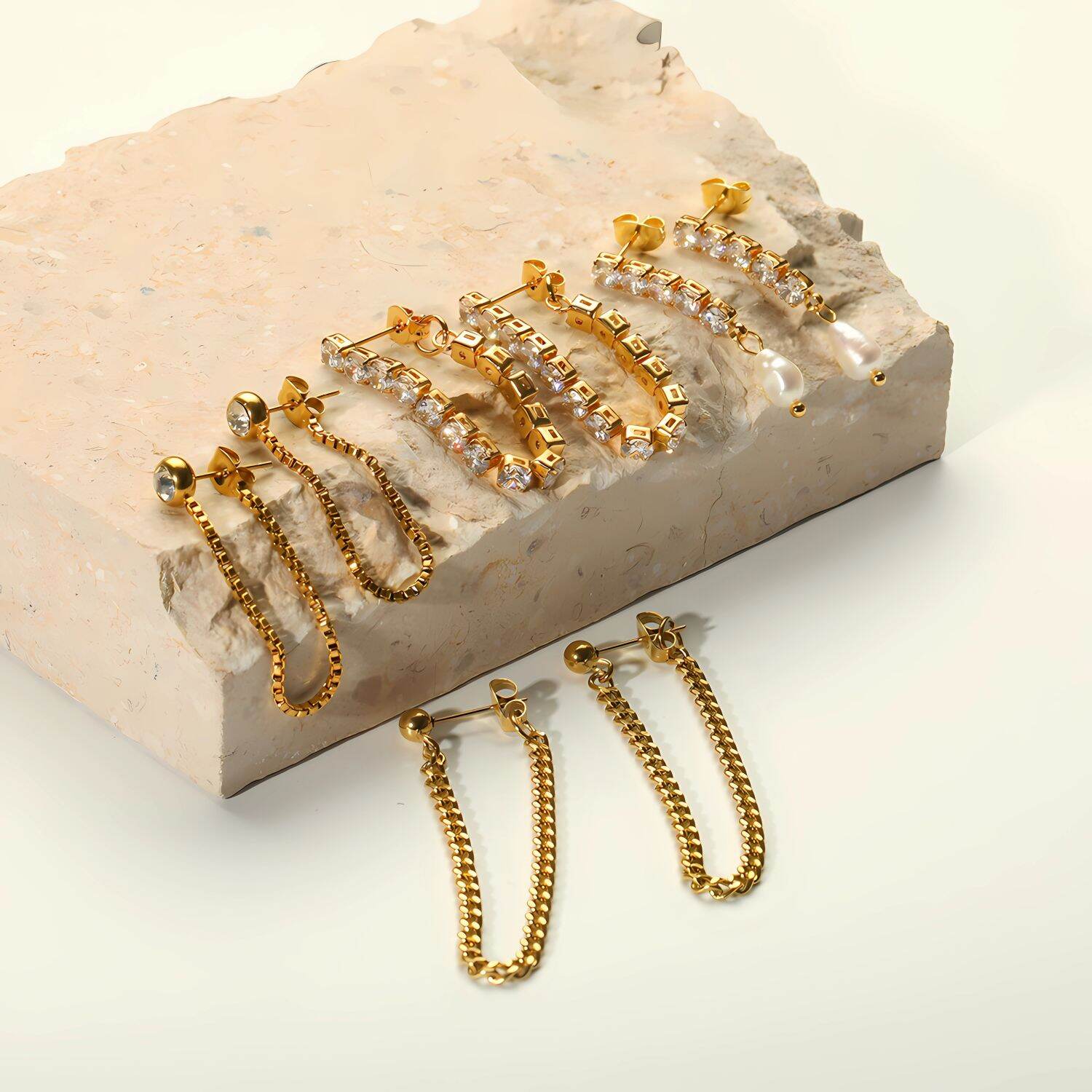 Une paire de boucles d'oreilles exquises et tendance en acier inoxydable plaqué or, ornées de perles et de diamants, à porter au quotidien. h5 Image4
