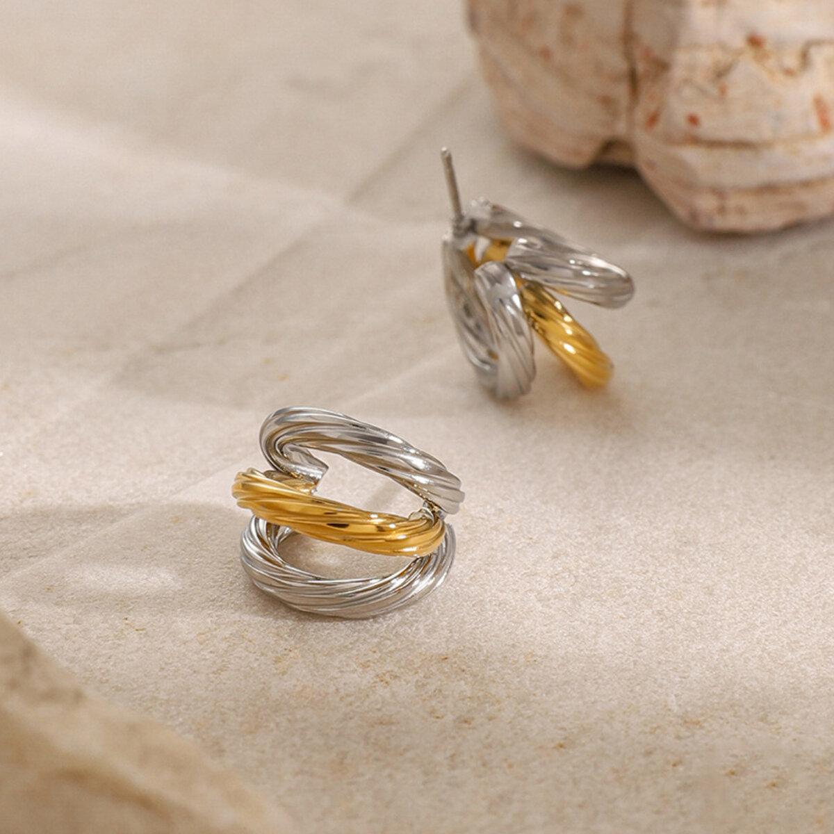 Orecchini in acciaio inossidabile oro 18K leggeri di lusso semplici di alta qualità di nicchia a tre strati in acciaio al titanio filettato a forma di C orecchini Immagine5