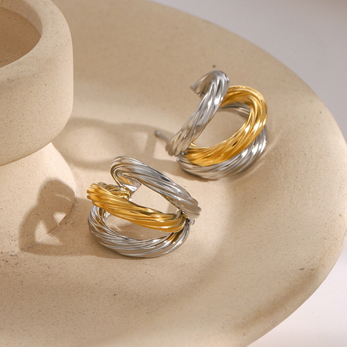 Orecchini in acciaio inossidabile oro 18K leggeri di lusso semplici di alta qualità di nicchia a tre strati in acciaio al titanio filettato a forma di C orecchini h5 Immagine4