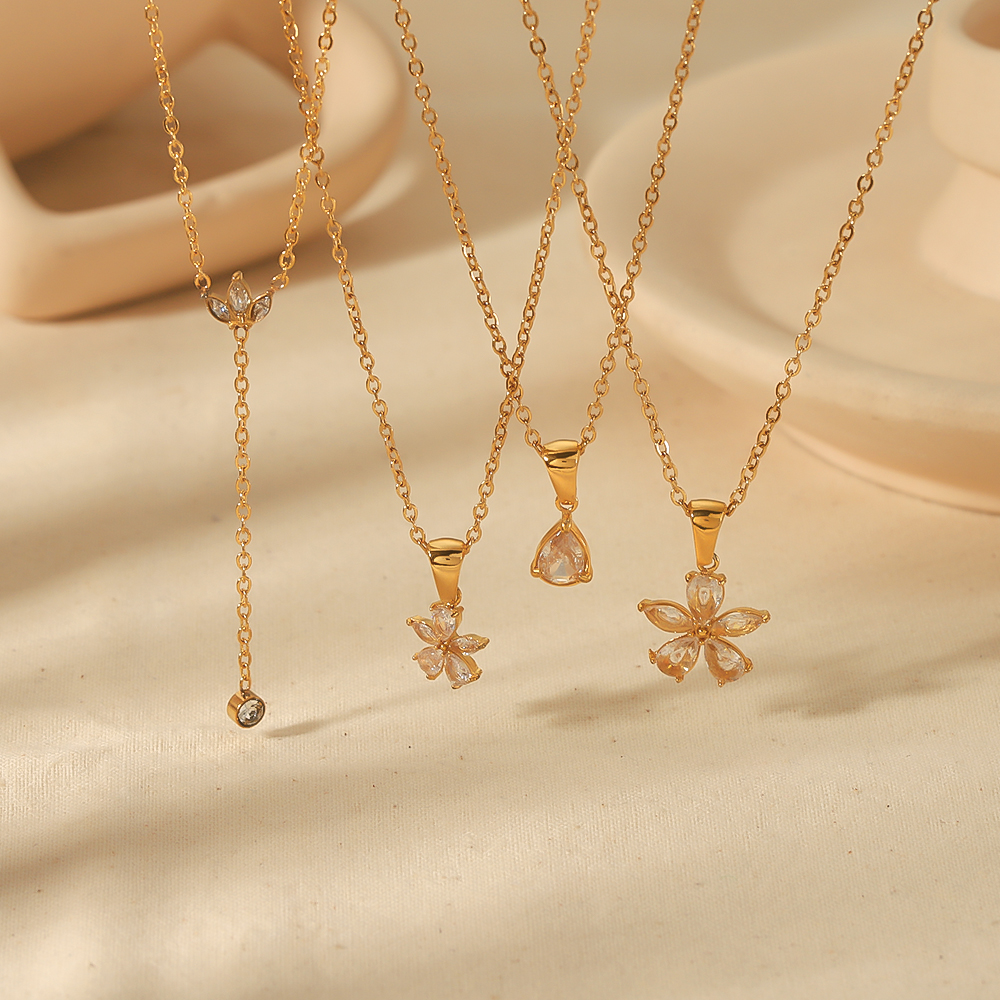 1 piece of exquisite and fashionable  gold-plated stainless steel geometric dot diamond flower pendant necklace for women's jewelry for daily wear