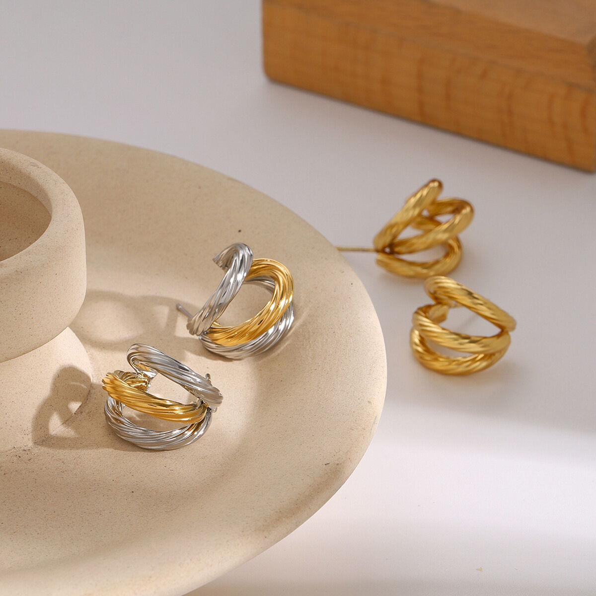 Orecchini in acciaio inossidabile oro 18K leggeri di lusso semplici di alta qualità di nicchia a tre strati in acciaio al titanio filettato a forma di C orecchini Immagine3
