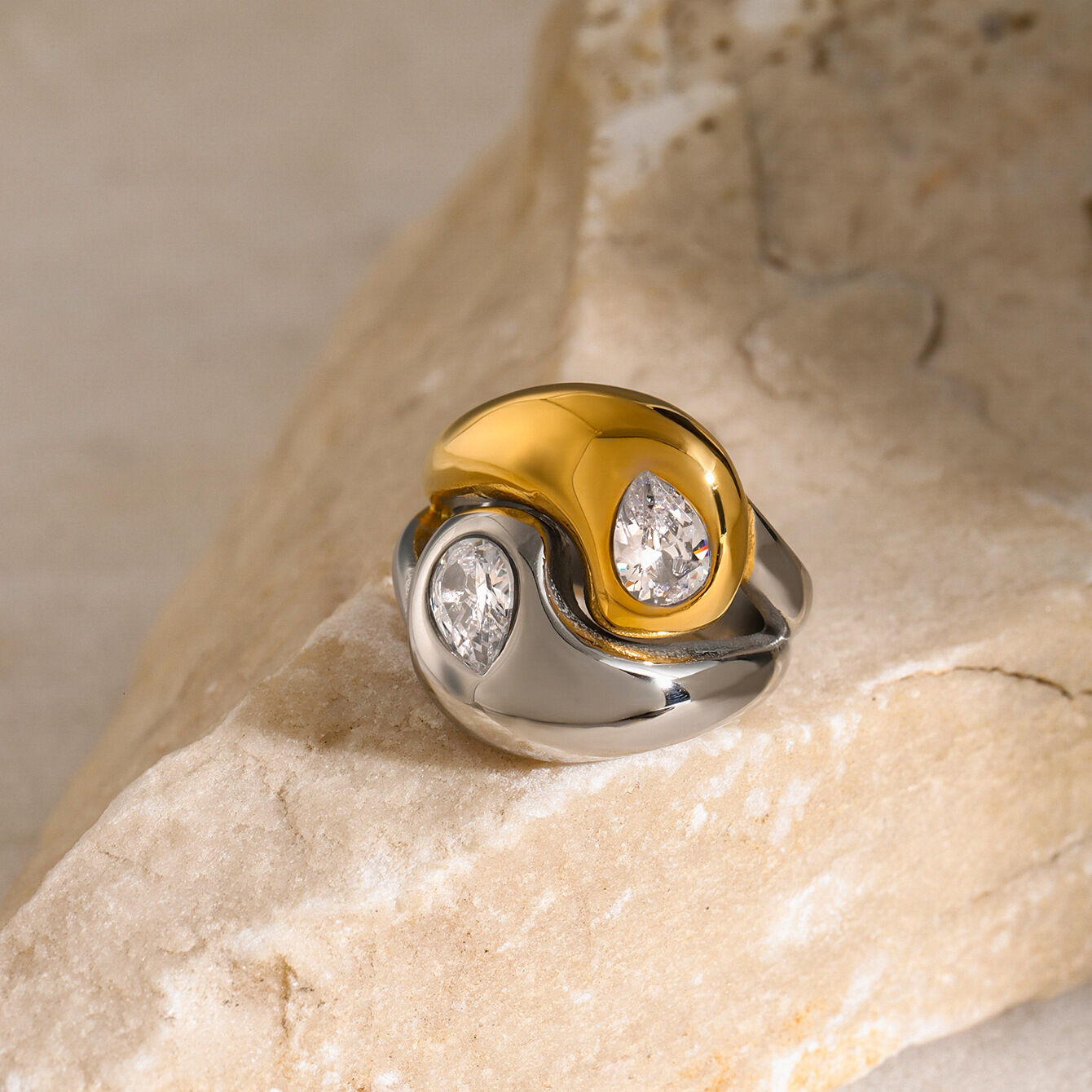 europäischer und amerikanischer -stil, 18 karat gold, edelstahl, poliert, versetzt, tropfenförmiger ring mit weißem, tropfenförmigem zirkon Bild8