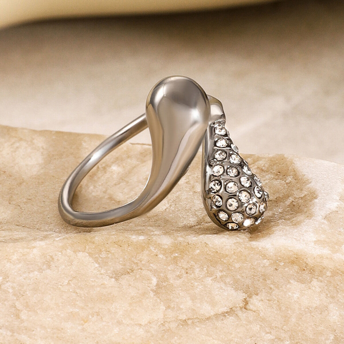 Bague ajustable pour femme, style simple, en forme de goutte, en acier inoxydable étanche avec incrustations dorées et strass. Image7