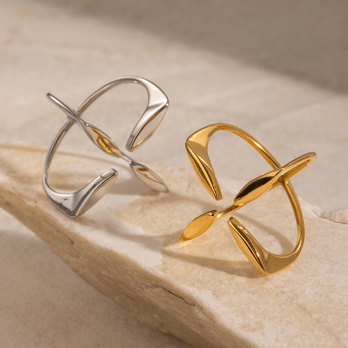 1 Paar Simple Series Einfache geometrische Edelstahl 18 Karat vergoldete verstellbare Damenringe