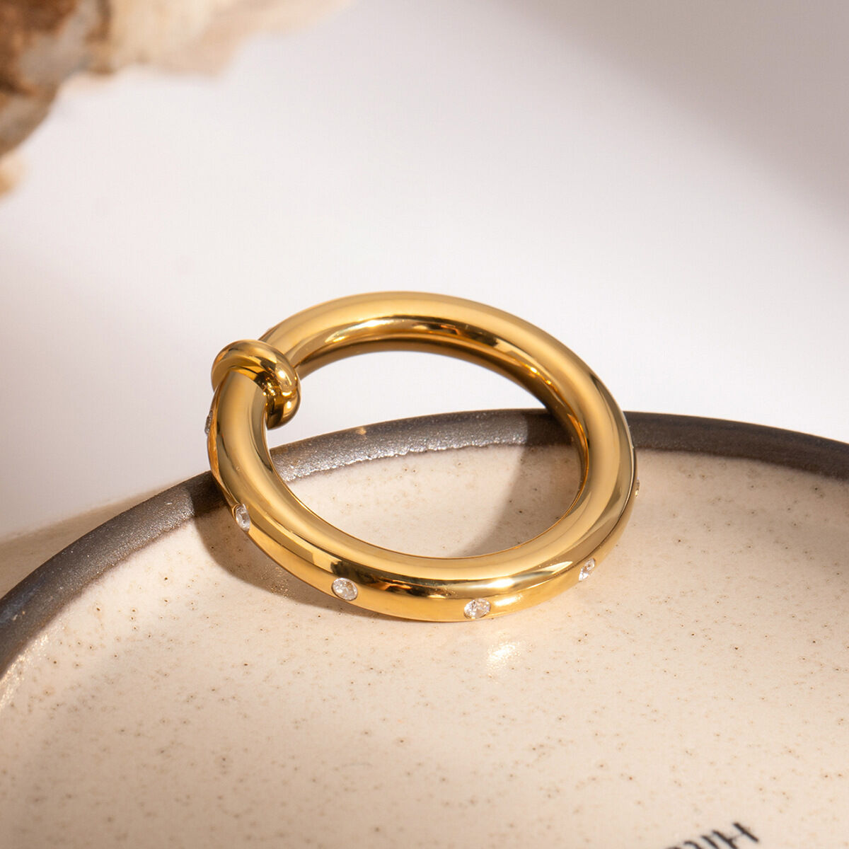 1 Paar Simple Series Einfacher, einfarbiger Edelstahlring mit 18 Karat vergoldetem Strass für Damen