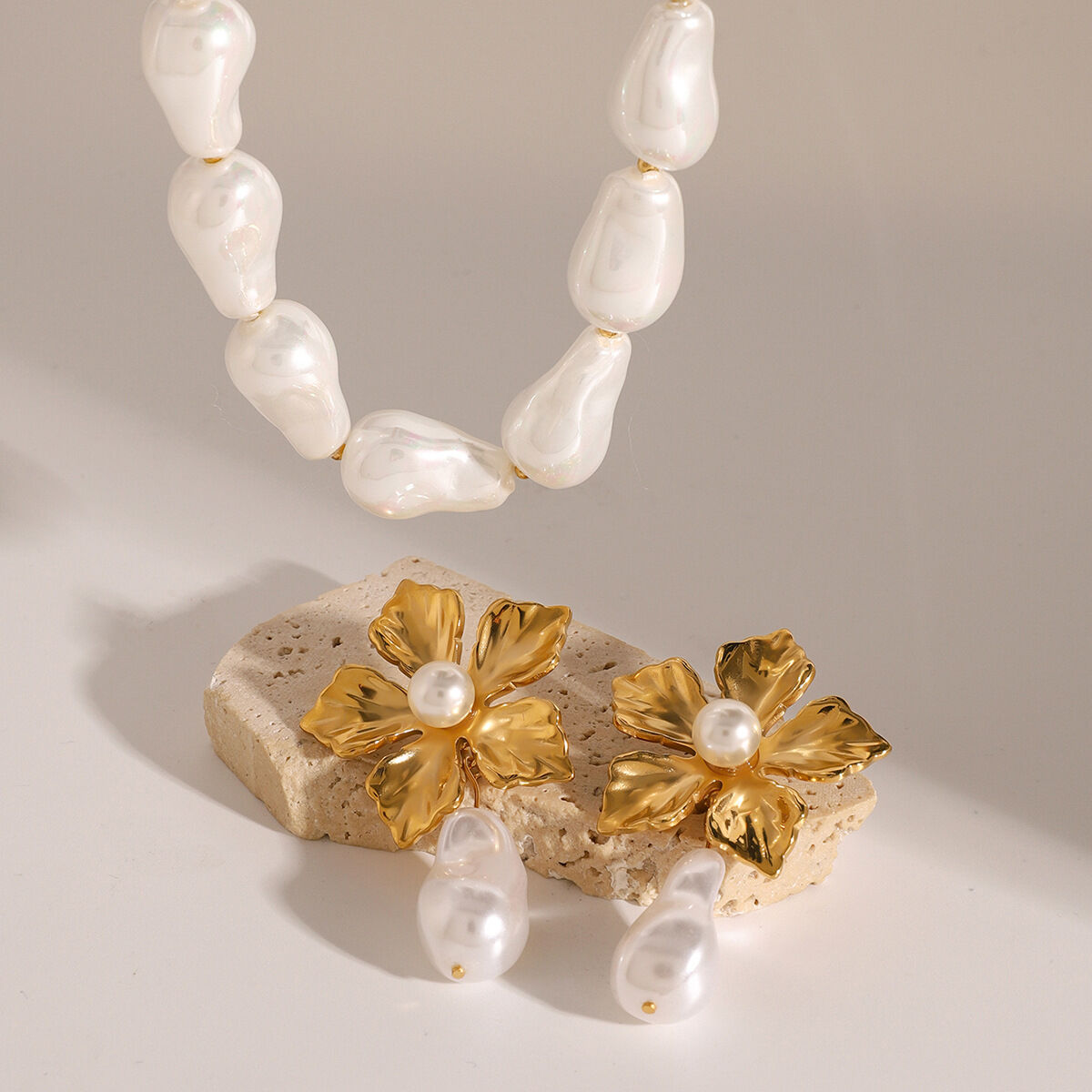 1 pieza de pendientes colgantes de acero inoxidable resistentes al agua con diseño de flores retro de la serie clásica para mujer