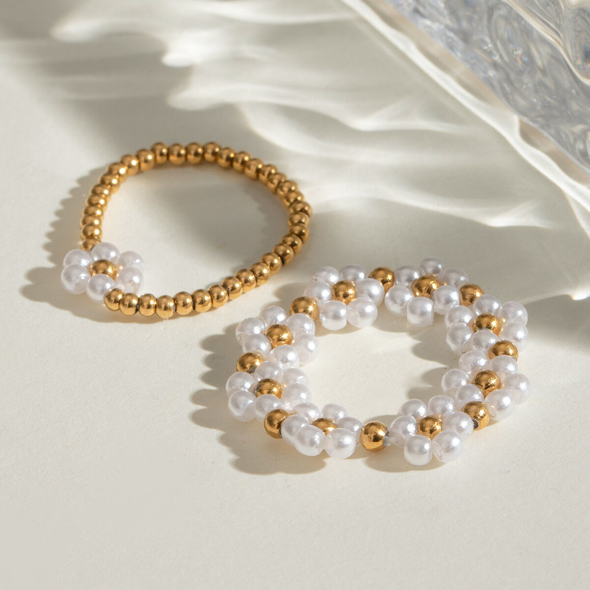 Anillos ajustables para mujer, de acero inoxidable chapado en oro de 18 quilates, con perlas artificiales y elegantes flores, serie clásica