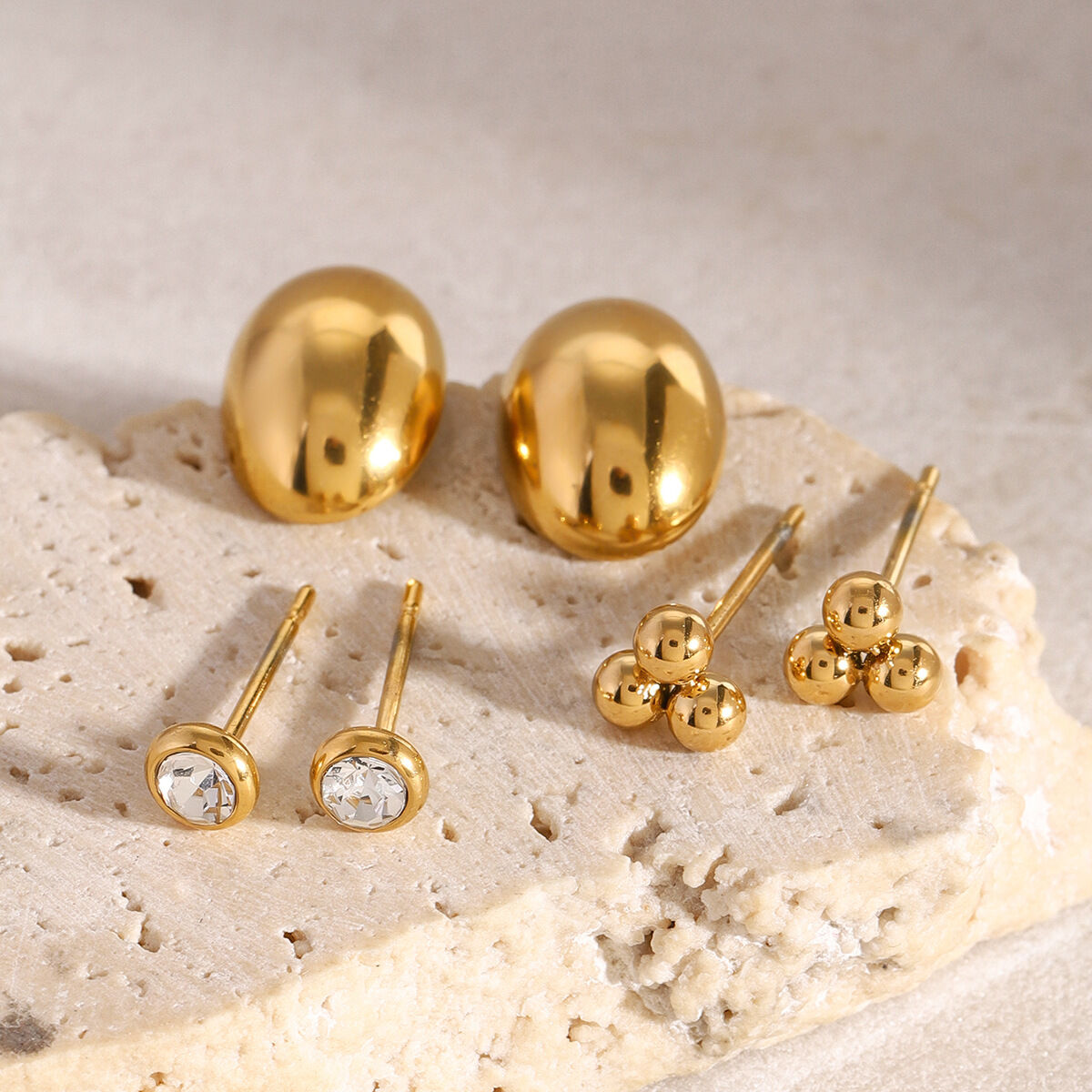 1 Paar Simple Series Klassische geometrische Ohrstecker aus Edelstahl mit 18 Karat vergoldetem Zirkonia für Damen