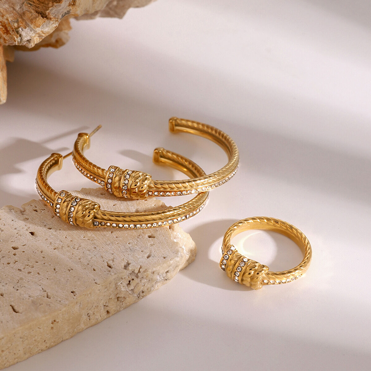 1 paio di orecchini da donna con strass placcati in oro , serie etnica, lettera retrò, in acciaio inossidabile