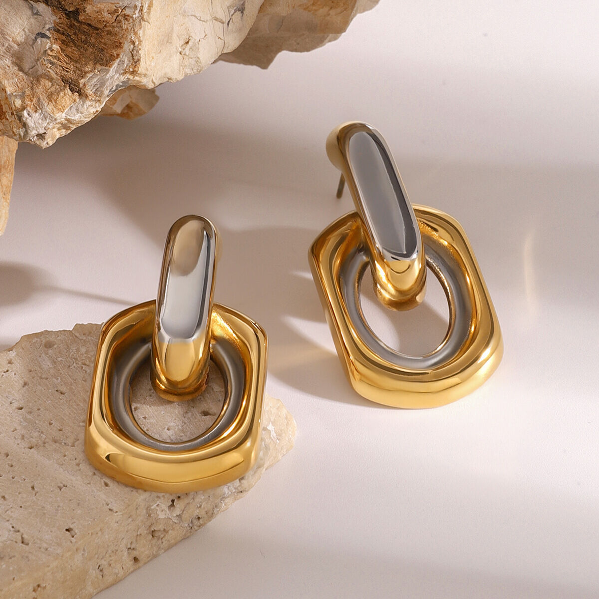 1 par de aretes de botón de acero inoxidable chapados en oro de 18 quilates con diseño geométrico informal de serie simple para mujer