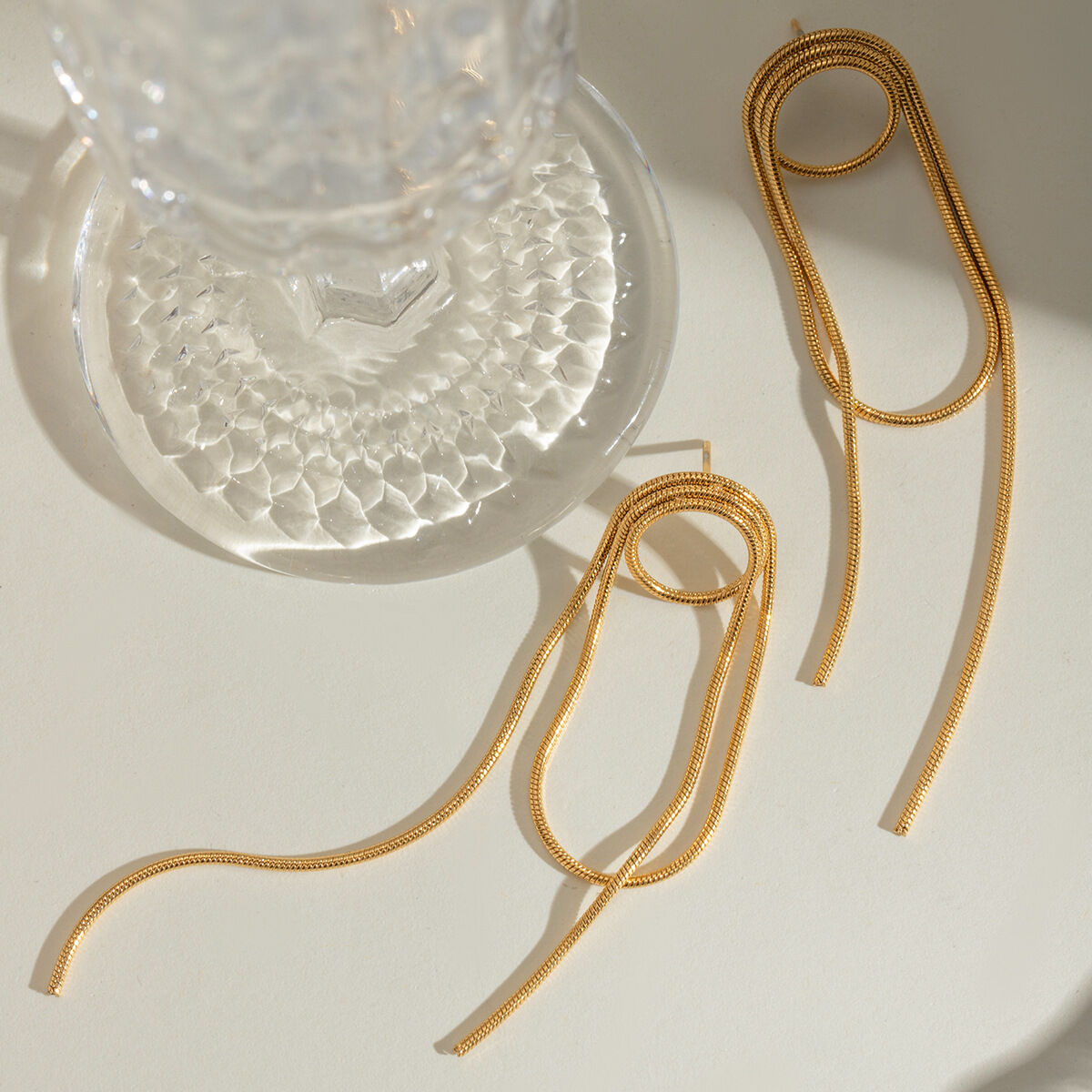 1 par de pendientes colgantes de acero inoxidable chapados en oro con borlas retro de serie simple para mujer