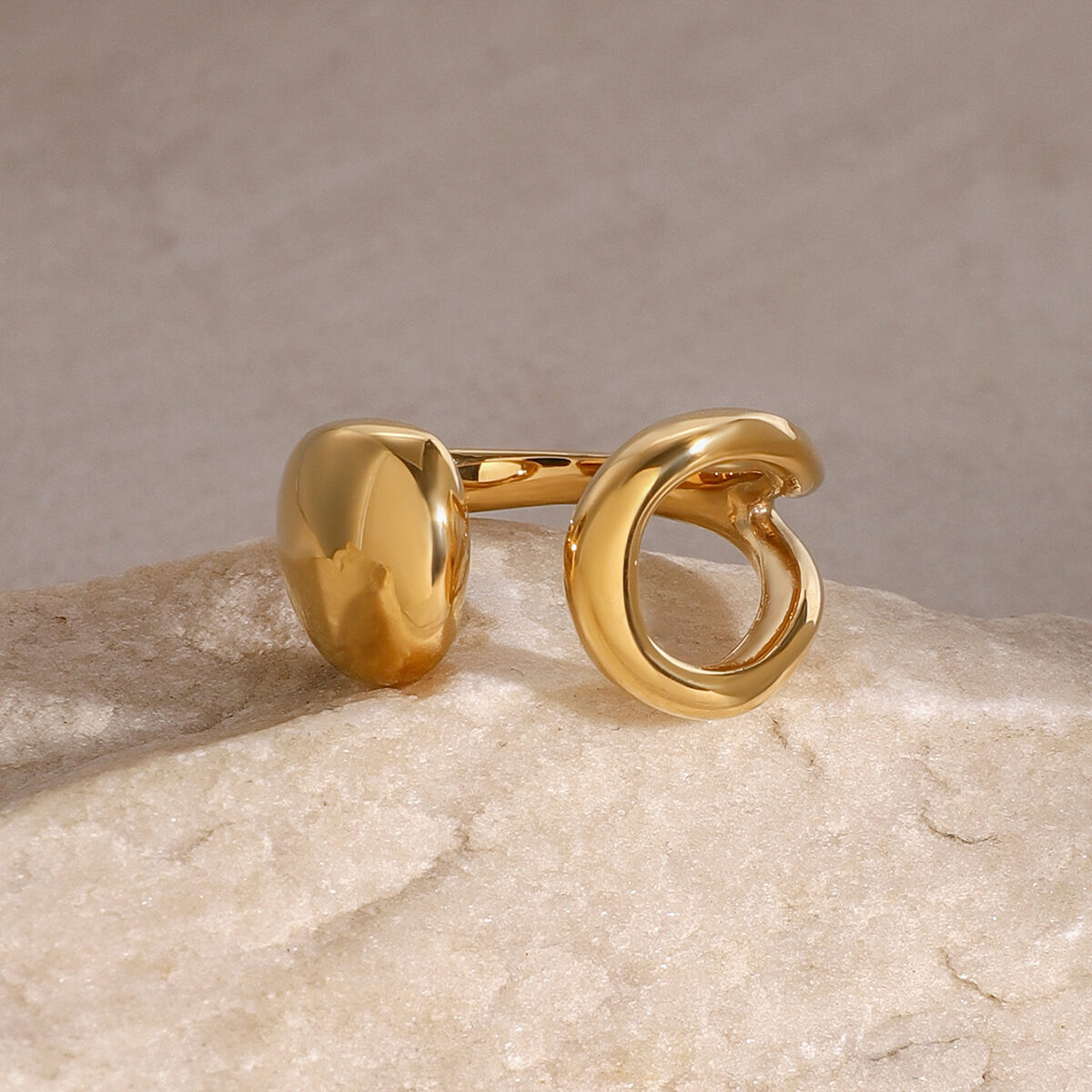 Anillo minimalista de acero inoxidable de 1 pieza, color dorado, resistente al agua y sólido.