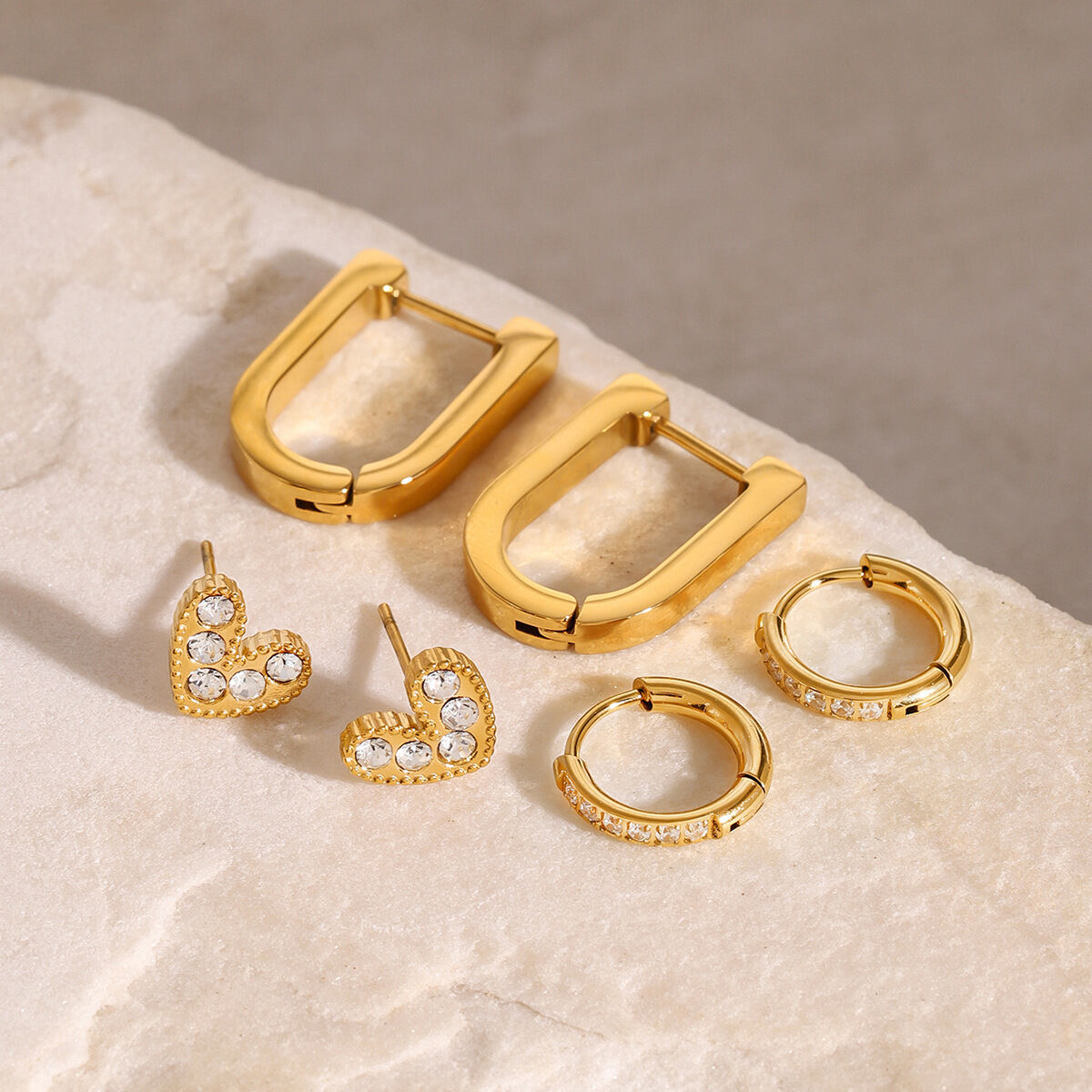 1 set di orecchini da donna color oro impermeabili in acciaio inossidabile a forma di cuore semplice