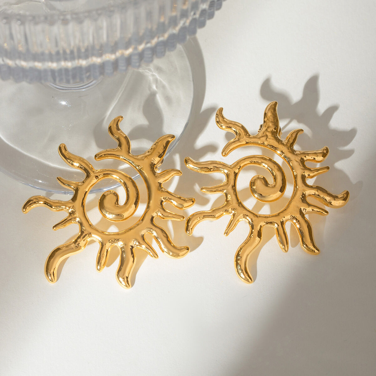 1 par de pendientes clásicos de acero inoxidable con forma de sol, resistentes al agua, de color dorado.