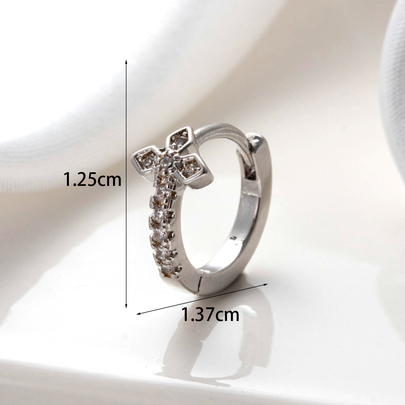 Boucles d'oreilles piercing femme Simple Series Classic Skull en cuivre sans placage, avec zircon. Image5