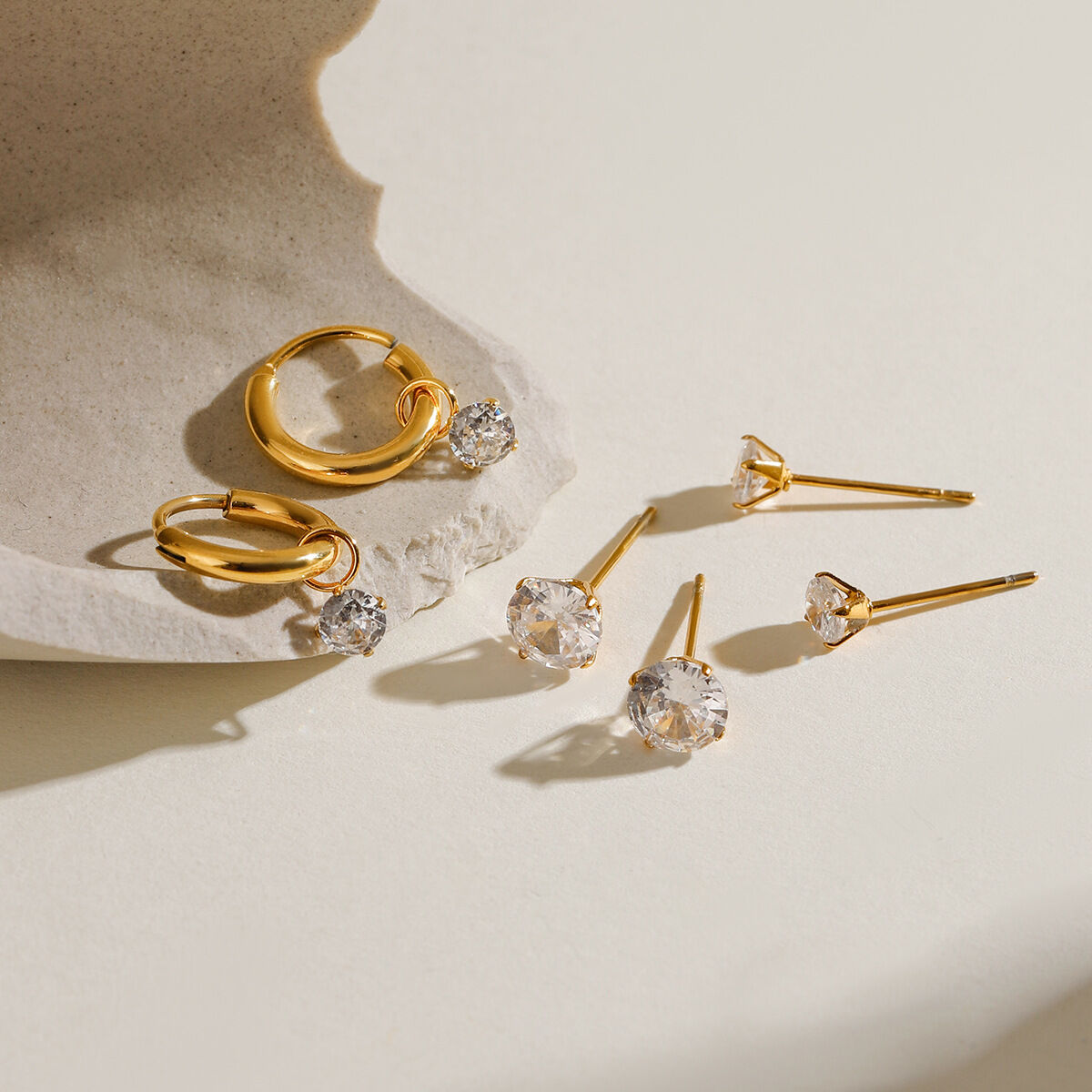 1 Paar Ohrringe Set aus süßen geometrischen Zirkonia-Steinen aus Edelstahl der Simple Series, 18 Karat vergoldet