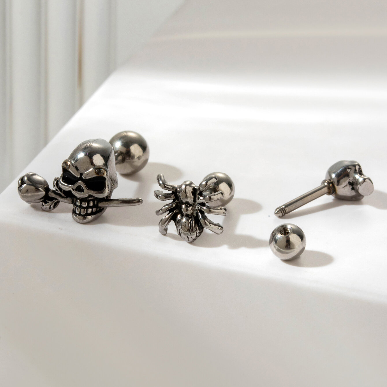 1 pezzo semplice serie classico teschio titanio acciaio senza placcatura materiale orecchini da donna piercing h5 Immagine7