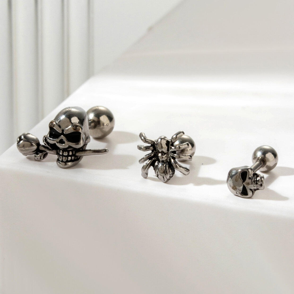 1 pezzo semplice serie classico teschio titanio acciaio senza placcatura materiale orecchini da donna piercing h5 Immagine3