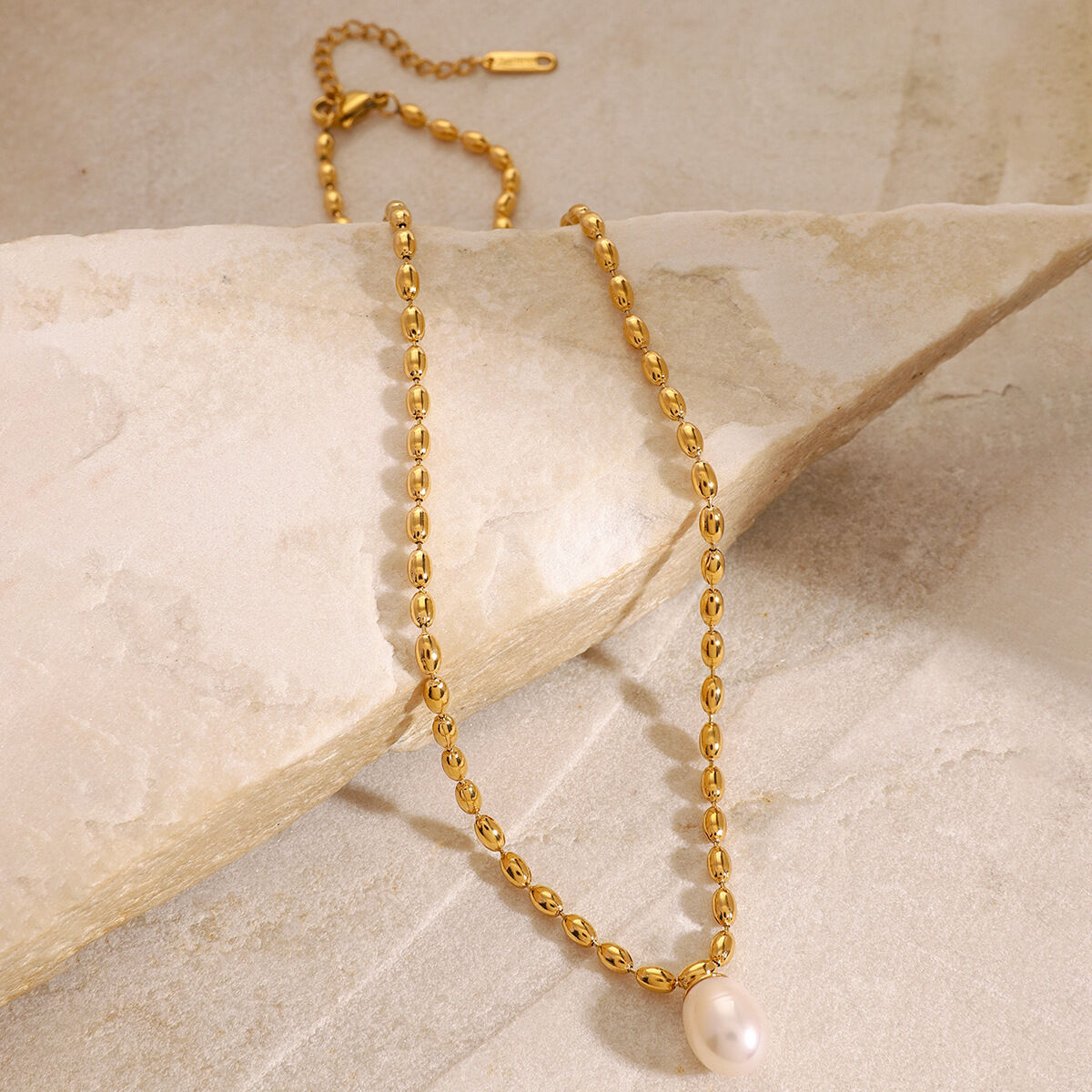 Collar con colgante de perlas artificiales para mujer, serie clásica, retro, de acero inoxidable chapado en oro de 18 quilates. Imagen5