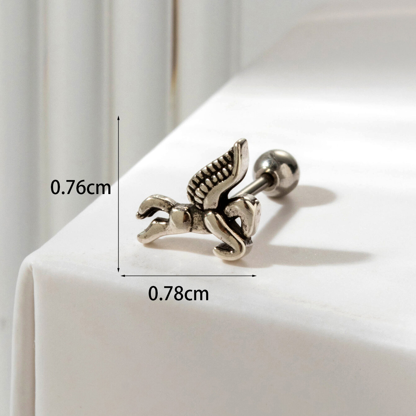 Boucles d'oreilles piercing femme Simple Series Classic Animal en acier titane sans placage, ornées de zircon. Image4