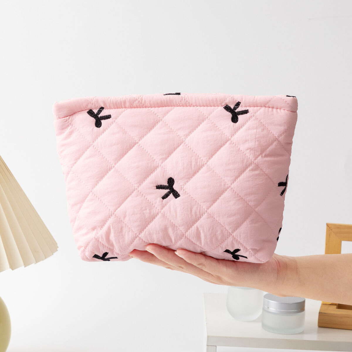 1 Piece Classic Travel Bowknot Portable Large Capacity Pouch With Random Printing Design Women's Quilted Cosmetic Bags h5 Picture6