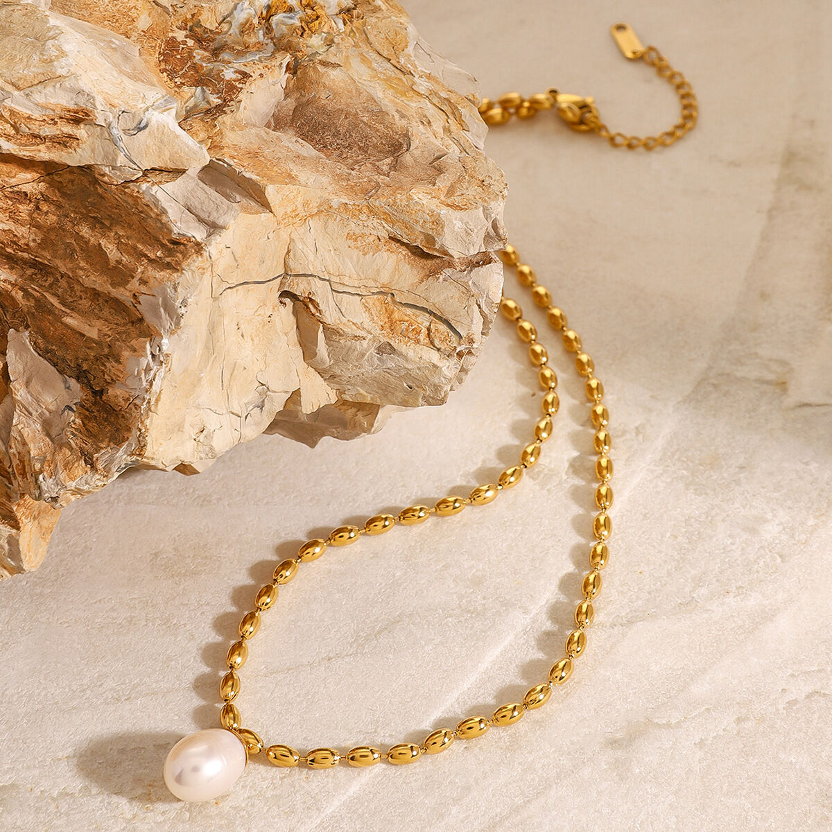 Collar con colgante de perlas artificiales para mujer, serie clásica, retro, de acero inoxidable chapado en oro de 18 quilates. Imagen6