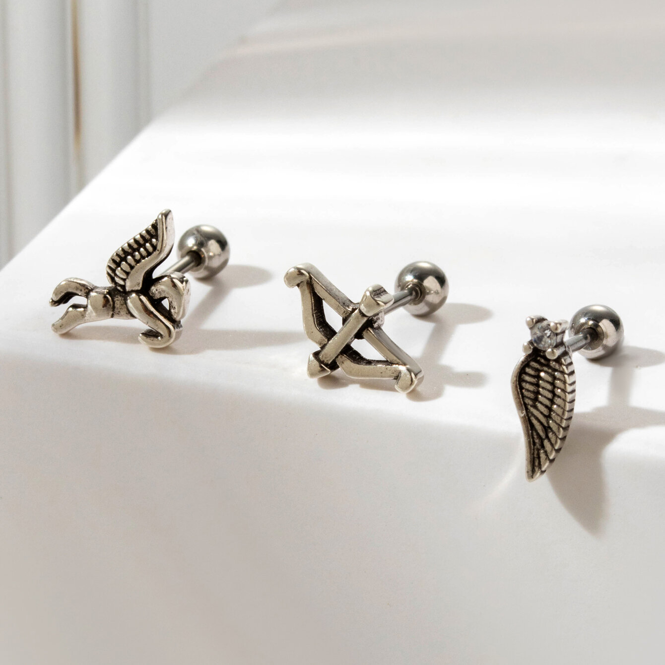 Boucles d'oreilles piercing femme Simple Series Classic Animal en acier titane sans placage, ornées de zircon. Image3