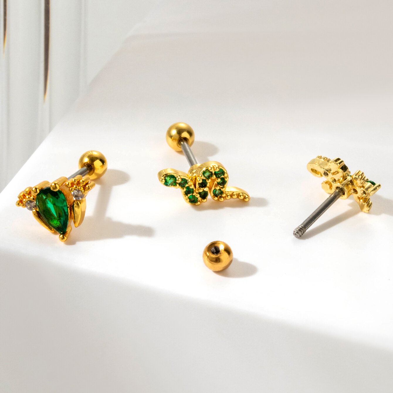 Boucles d'oreilles piercing femme Simple Series Classic Animal en acier titane sans placage, ornées de zircon. Image7