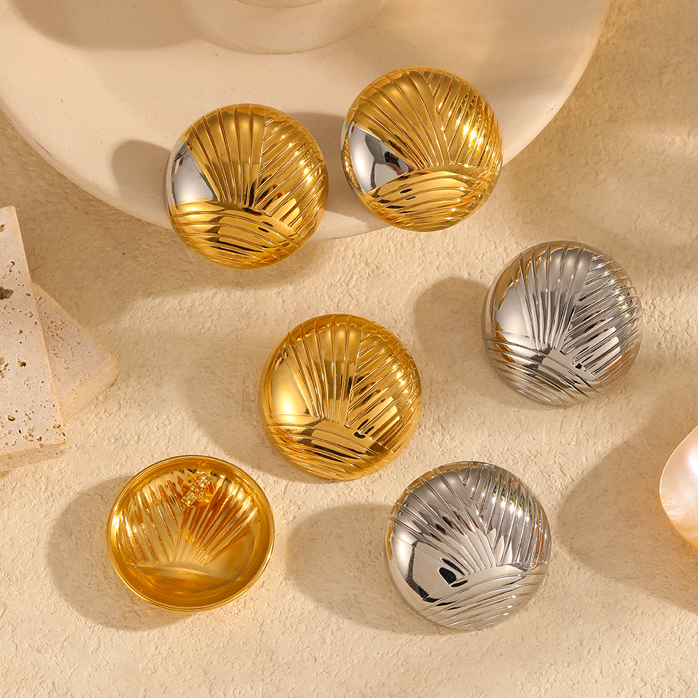 1 par de aretes de botón de acero inoxidable chapados en oro de 18 quilates con diseño geométrico informal de serie simple para mujer h5 Imagen3