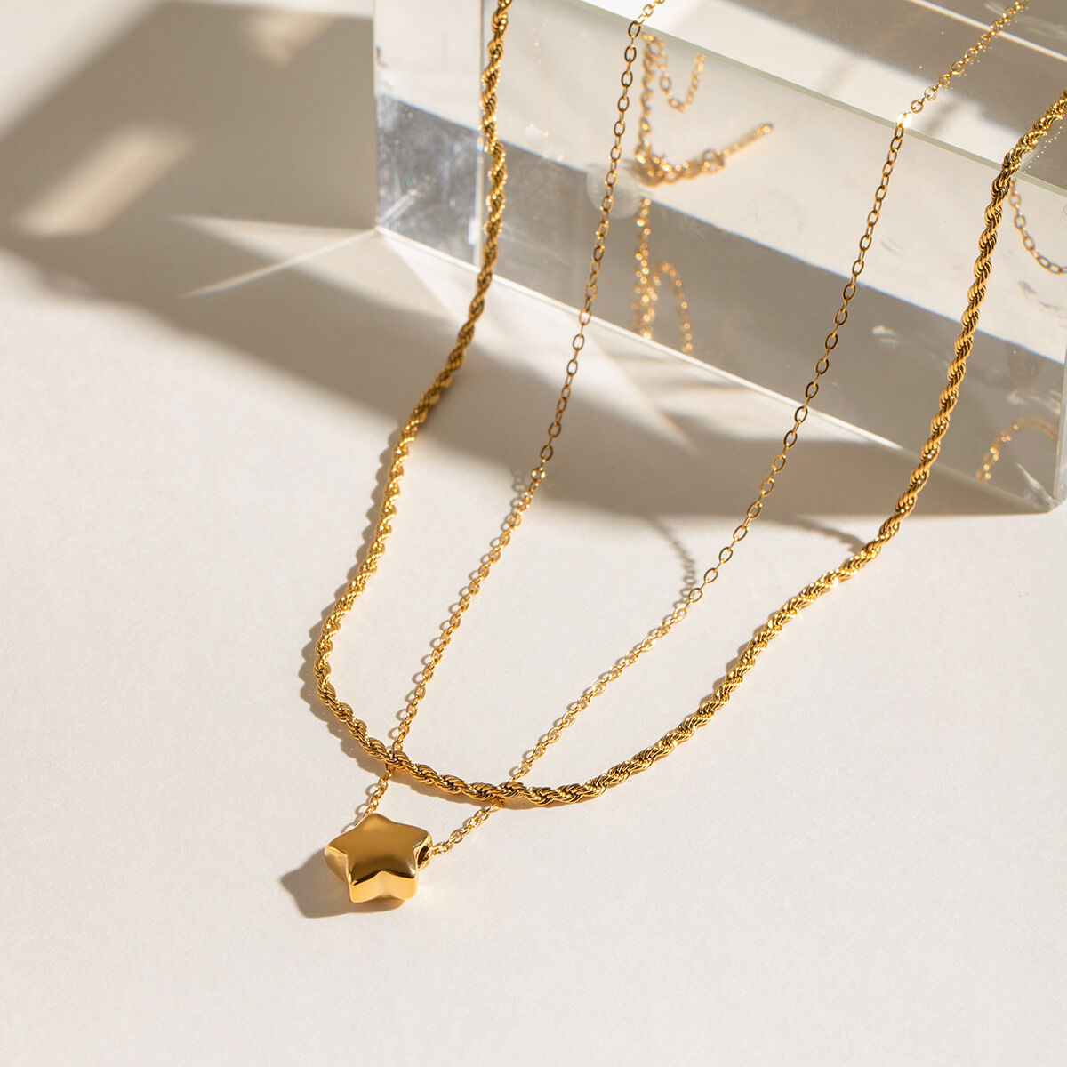 Collar en capas para mujer, serie simple, de acero inoxidable chapado en oro de 18 quilates, con pentagrama simple.