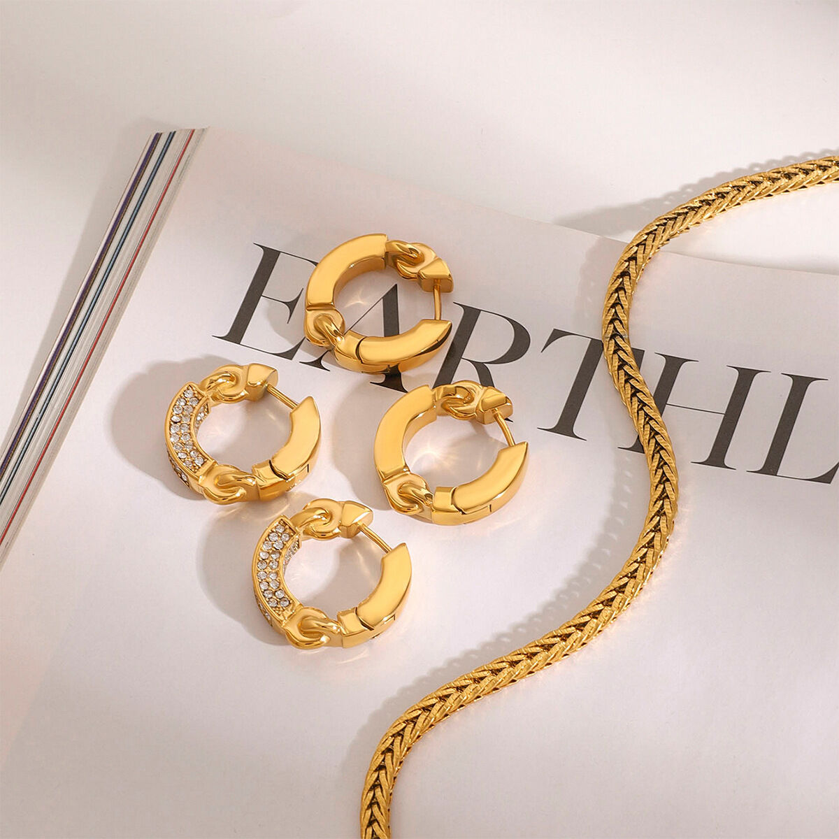 1 paio di orecchini a cerchio da donna con strass placcati in oro , eleganti e semplici, in acciaio inossidabile anulare Immagine9
