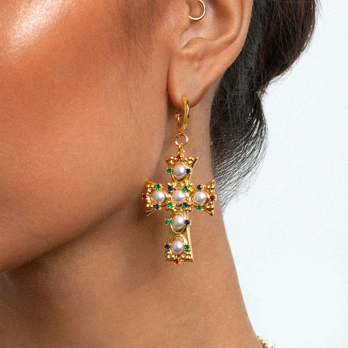 1 paio di orecchini pendenti da donna in acciaio inossidabile color oro, impermeabili, a forma di croce, colorati e lussuosi. h5 Immagine5