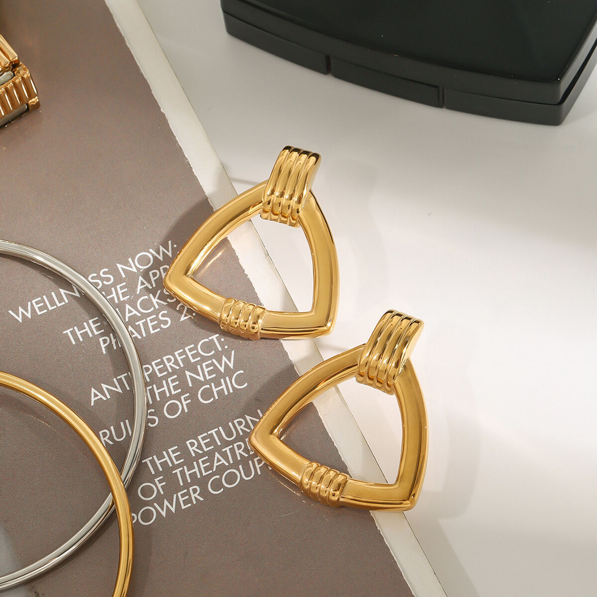 Boucles d'oreilles puces minimalistes classiques triangulaires en acier inoxydable étanche couleur or (1 paire) Image9