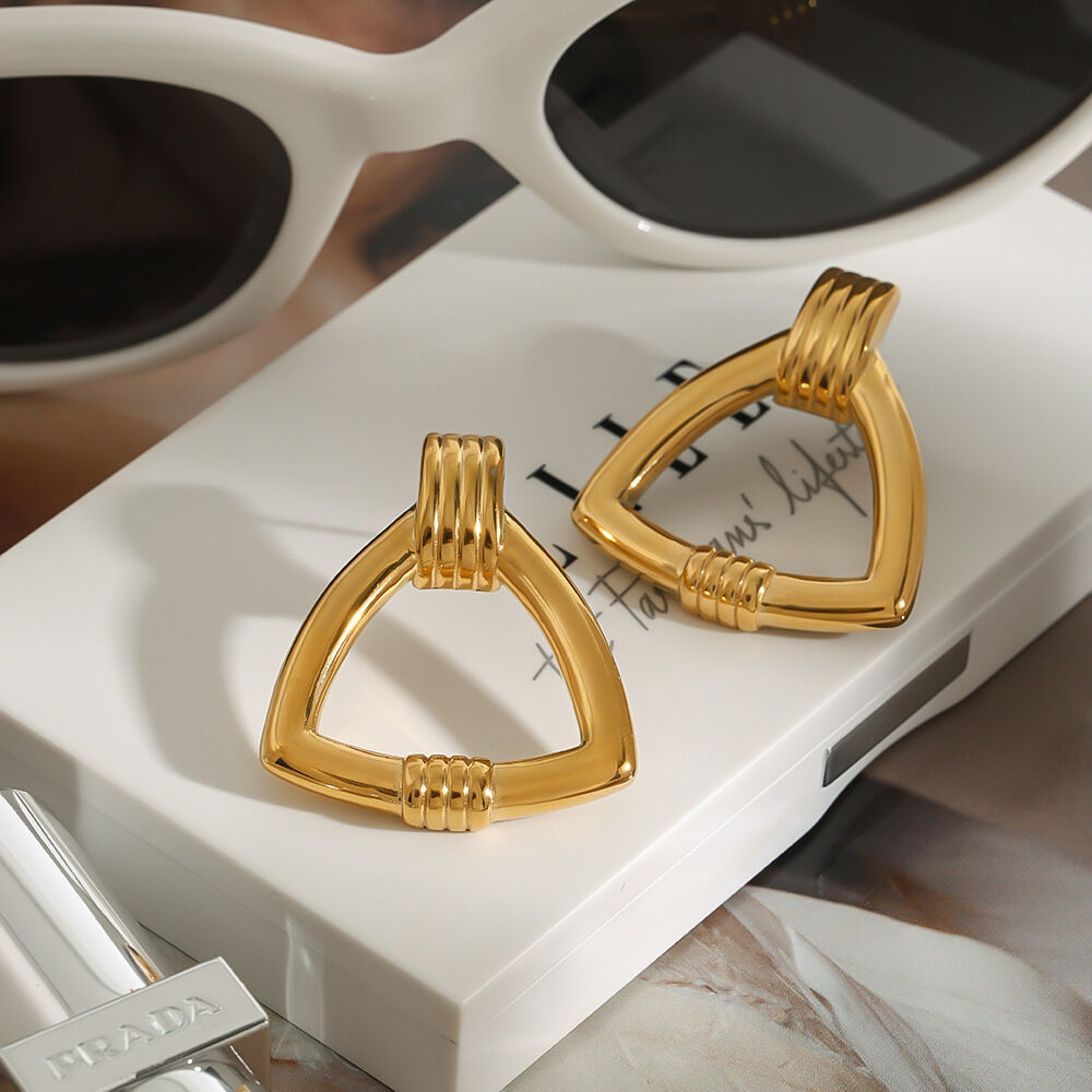 Boucles d'oreilles puces minimalistes classiques triangulaires en acier inoxydable étanche couleur or (1 paire) h5 Image11