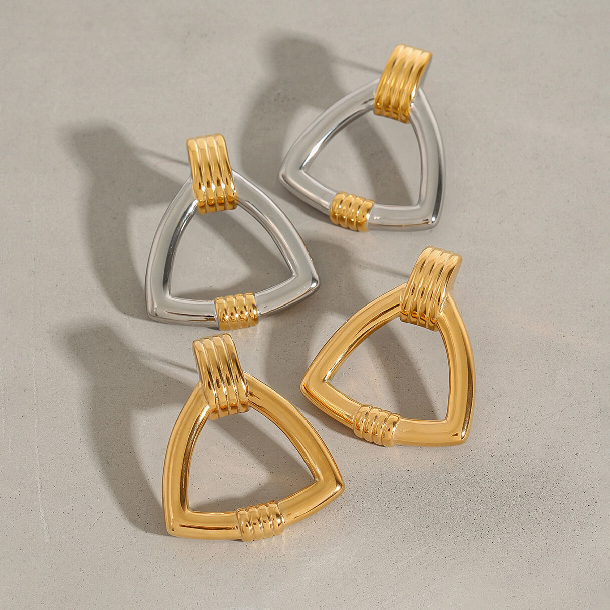 Boucles d'oreilles puces minimalistes classiques triangulaires en acier inoxydable étanche couleur or (1 paire)