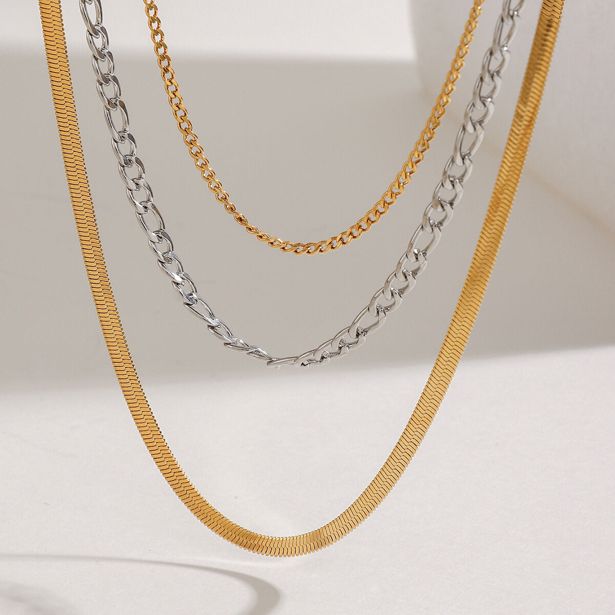 Collana a strati da donna in acciaio inossidabile impermeabile color oro e argento, serie semplice, 1 pezzo