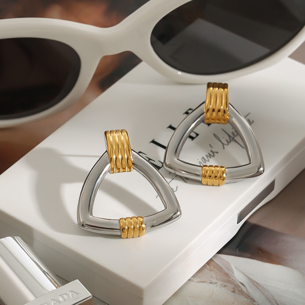 Boucles d'oreilles puces minimalistes classiques triangulaires en acier inoxydable étanche couleur or (1 paire) h5 Image8
