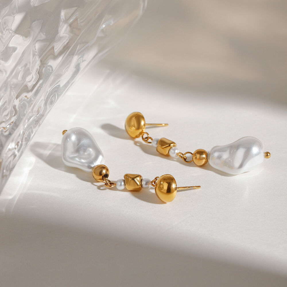 1 Paar romantische, exquisite, unregelmäßige, wasserfeste, goldfarbene Perlenohrringe aus Edelstahl für Damen. Bild5