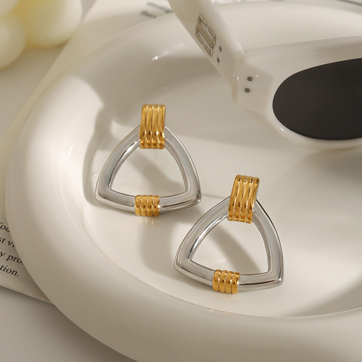 Boucles d'oreilles puces minimalistes classiques triangulaires en acier inoxydable étanche couleur or (1 paire) h5 Image10