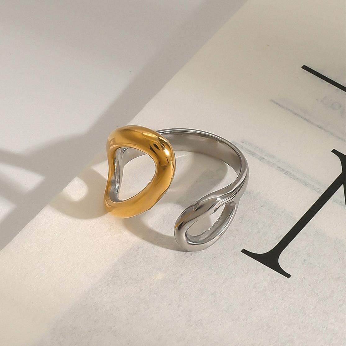 1 Paar moderne, extravagante, unregelmäßige, wasserdichte Damenringe aus Edelstahl in Gold- und Silberfarbe