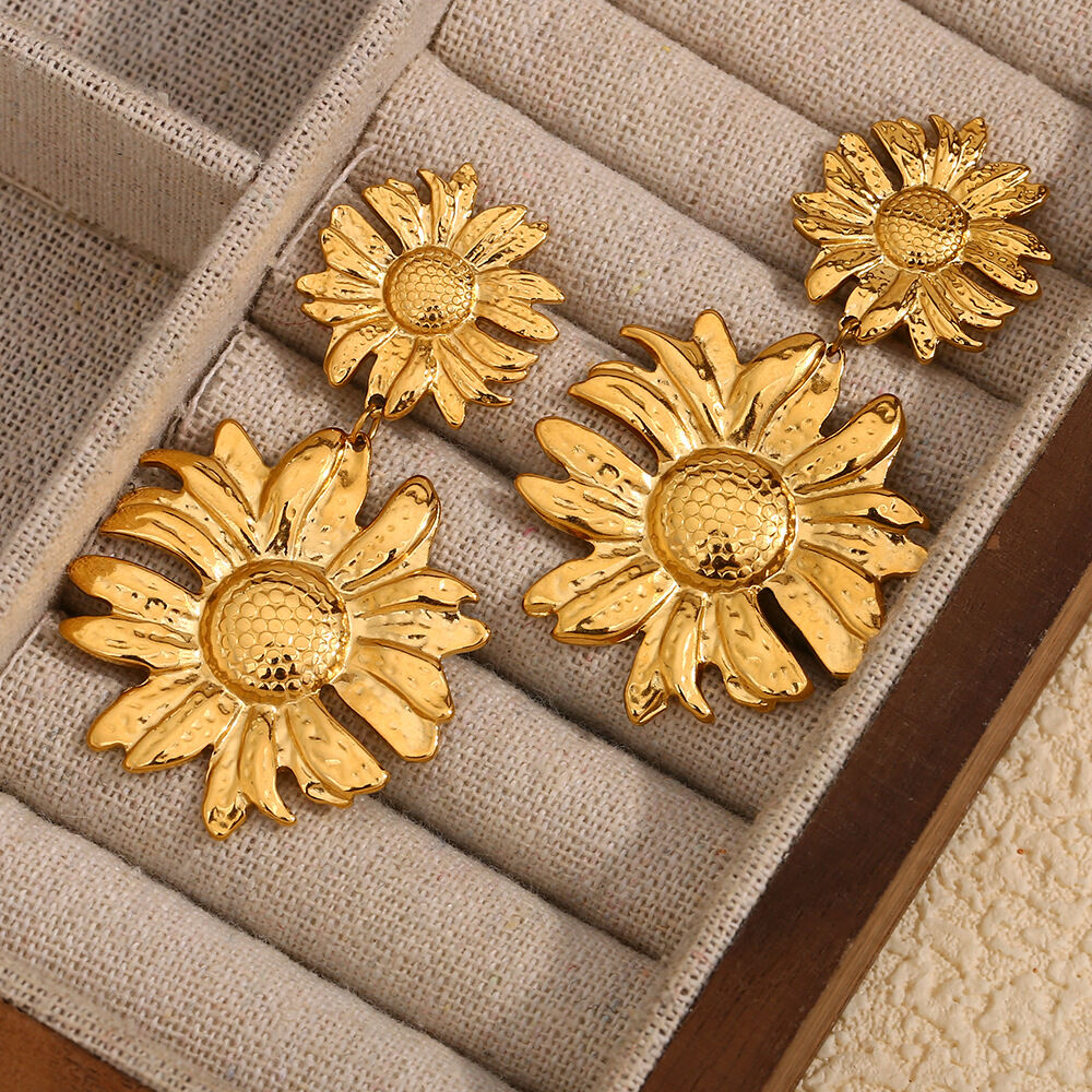 Boucles d'oreilles pendantes pour femme, en acier inoxydable doré, ornées de fleurs naturelles (1 paire), collection Luxe. Image5