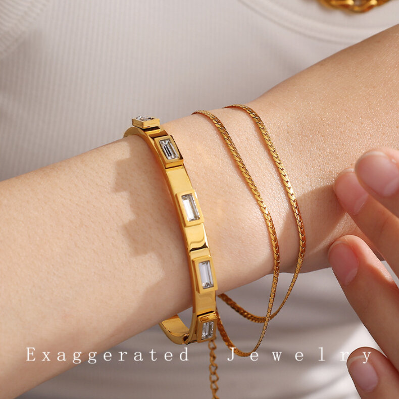 1 stuk Exquisite Series glanzende zeshoekige roestvrijstalen waterdichte gouden damesarmband Afbeelding6