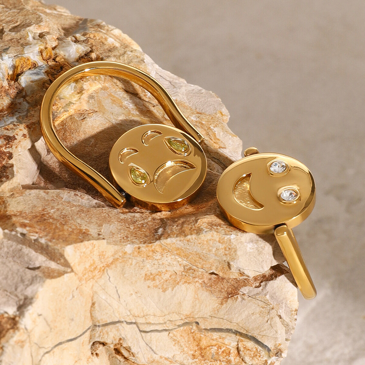 Anillo individual de acero inoxidable chapado en oro de 18 quilates con diamantes de imitación para mujer, serie simple y linda caricatura. Imagen2