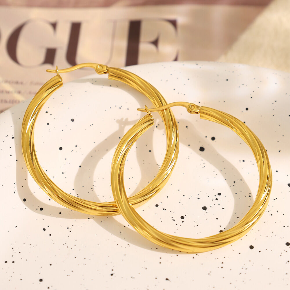 1 paio di orecchini a cerchio da donna in acciaio al titanio geometrico elegante della serie classica placcati in oro h5Immagine3