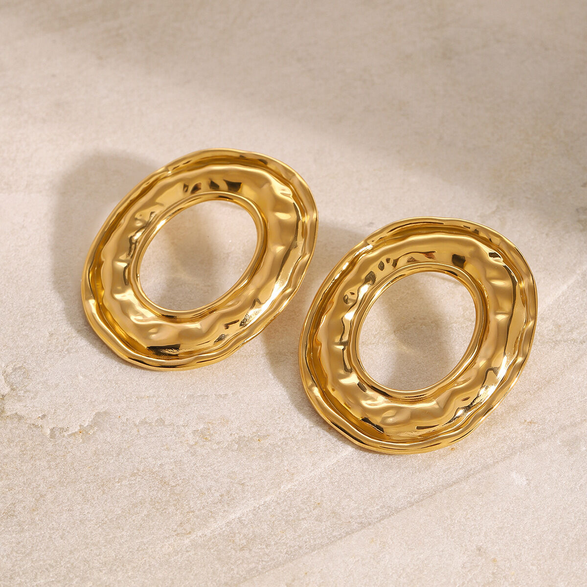 1 paio di orecchini a bottone in acciaio inossidabile color oro impermeabili con martello h5 Immagine3