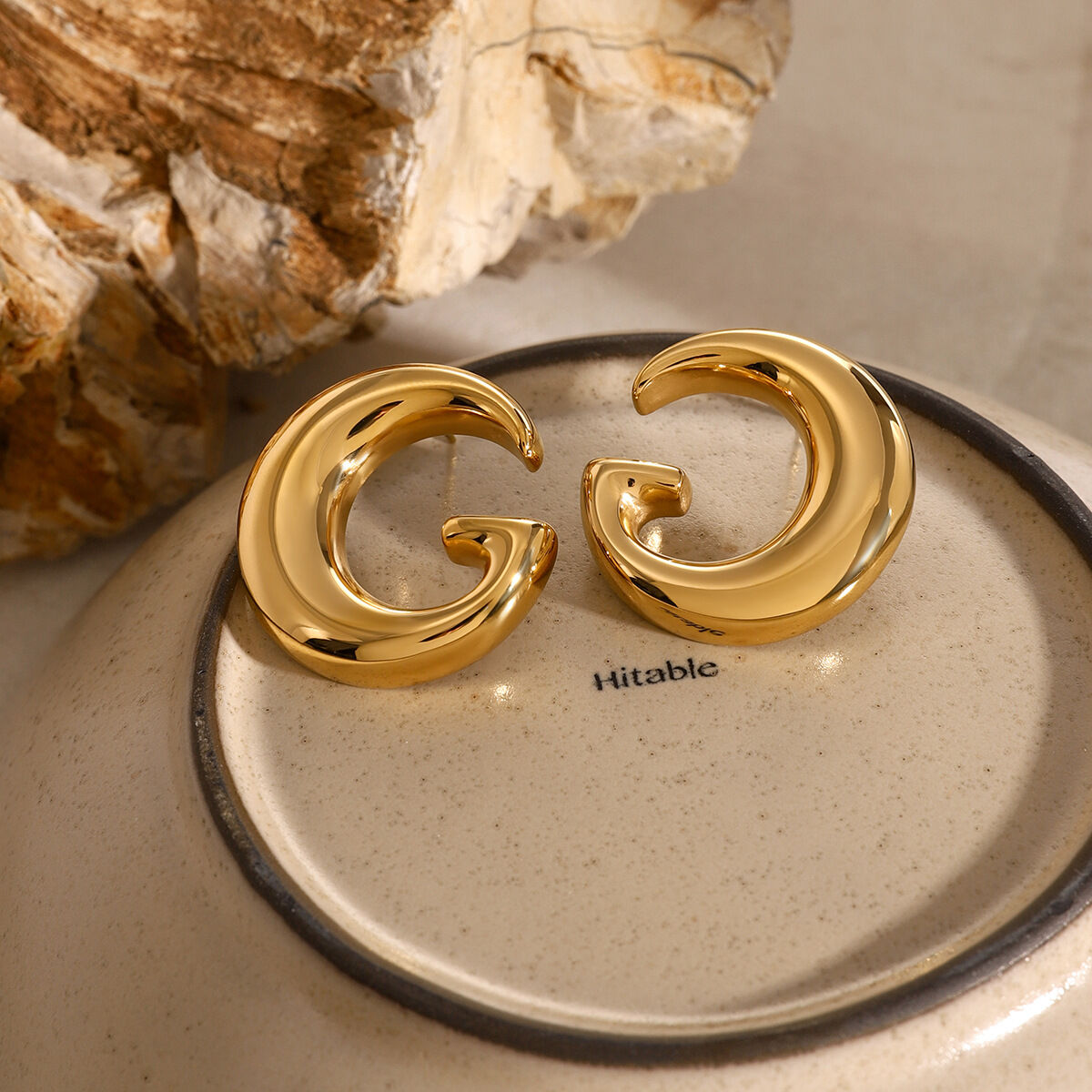1 par de aretes de botón de acero inoxidable chapados en oro de 18 quilates con diseño geométrico de serie simple para mujer Imagen4