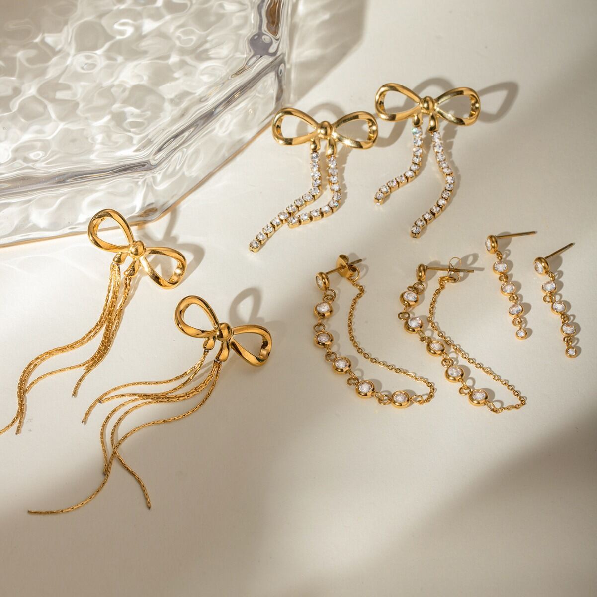 1 paio di orecchini pendenti da donna in acciaio inossidabile con zirconi intarsiati in oro, stile romantico e dolce Immagine2