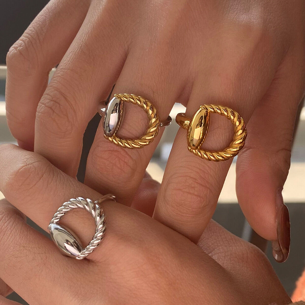 Anelli singoli da donna in acciaio inossidabile color oro impermeabile con treccia a forma di D, 1 pezzo, progettabili Immagine4