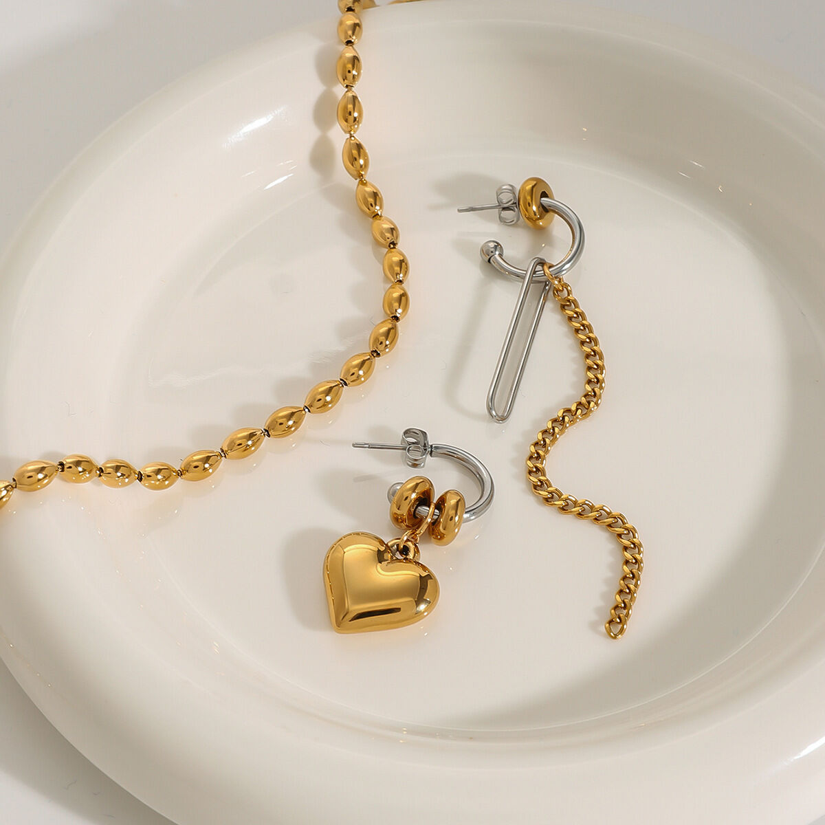 1 Paar asymmetrische Herzquasten-Ohrhänger aus Edelstahl, wasserfest, in Gold und Silber, schlichte Serie, für Damen. Bild5